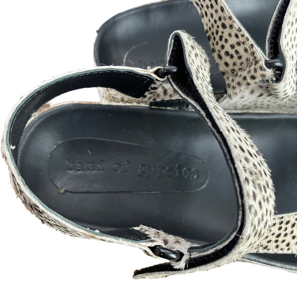 BAND OF GYPSIES Women Black & White Cow Hair Sandal Size 7 Spots Footbed Shoes - Picture 4 of 7